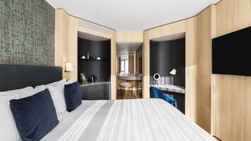 Quarto luxo, 1 cama Queen, no canto | Cofres nos quartos, escrivaninha, ferros/tábuas de passar roupa
