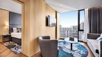 Suite, 1 habitación | Caja fuerte, escritorio, tabla de planchar con plancha y cuna de viaje