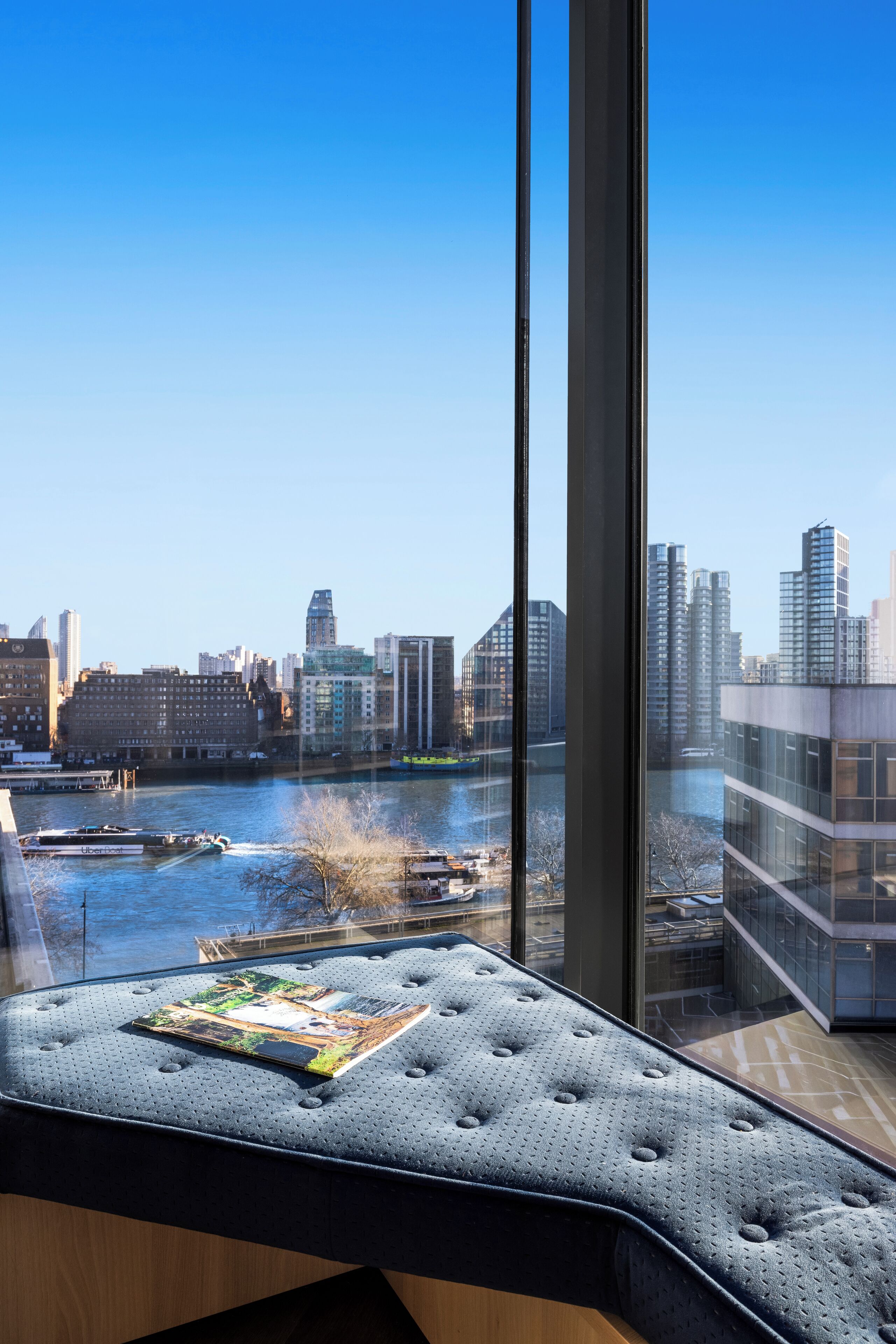 Deluxe-huone, 1 keskisuuri parisänky, kulmassa | Tallelokero huoneessa, työpöytä, silitysrauta/-lauta, vauvan matkasänky