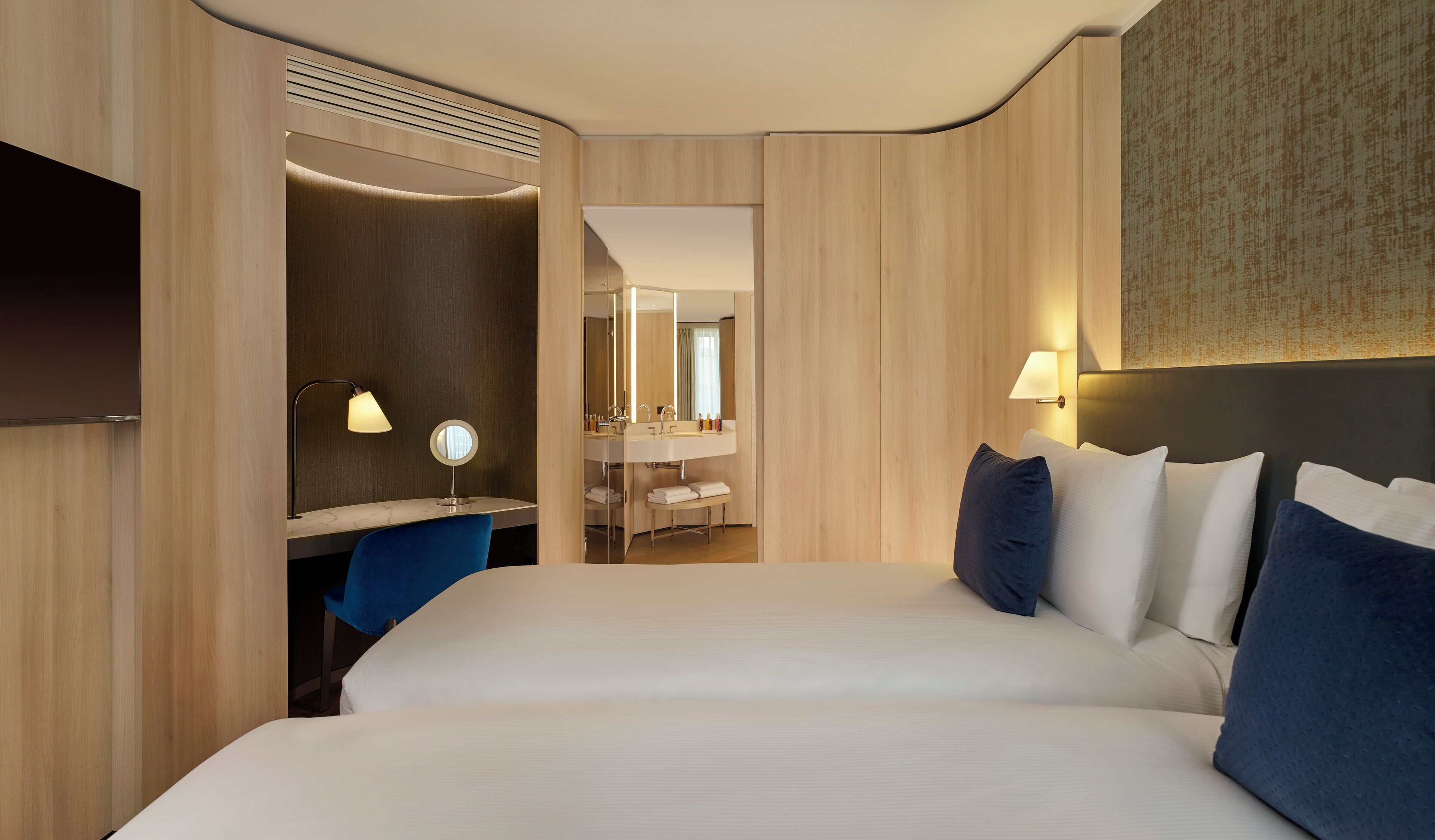 Chambre Deluxe avec lits jumeaux | Coffres-forts dans les chambres, bureau