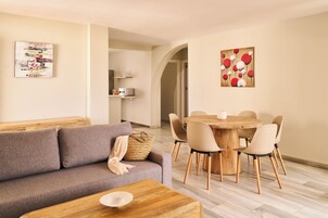 25-英寸纯平电视 （配备卫星频道）、电视