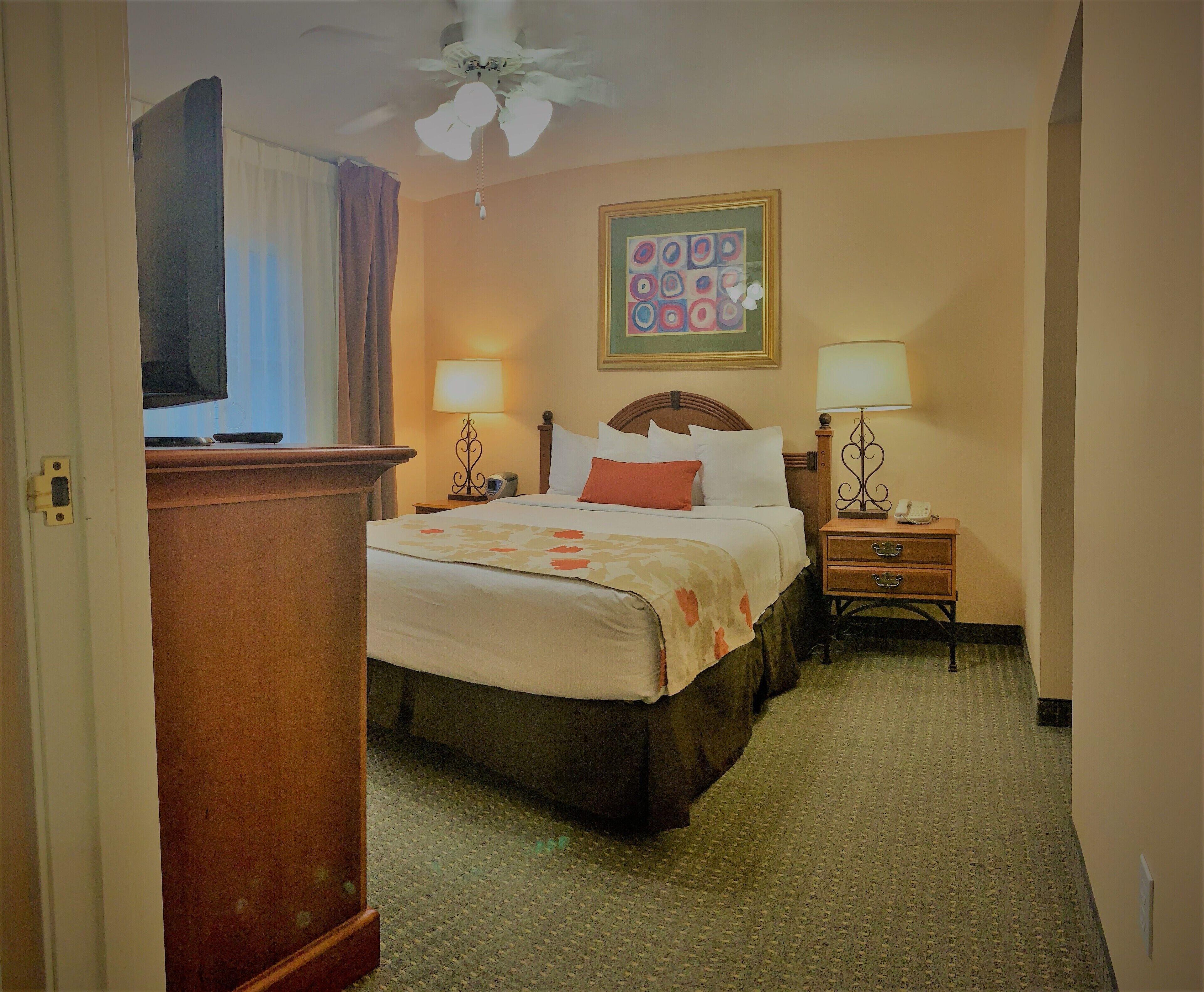 Frigobar, cofres nos quartos, escrivaninha