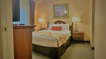 Frigobar, cofres nos quartos, escrivaninha