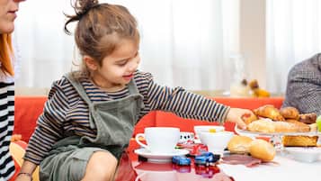 Sarapan ala kontinental setiap hari (EUR 8 per orang)