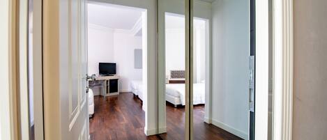 Standard-Doppelzimmer, 1 Queen-Bett und Schlafsofa | Hochwertige Bettwaren, Minibar, Zimmersafe, Schreibtisch