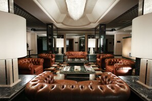 Coin salon dans le hall