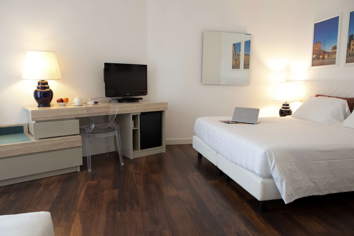 Quarto standard, 1 cama Queen, para não fumantes (with Single Sofabed) | Roupas de cama premium, frigobar, cofres nos quartos, escrivaninha