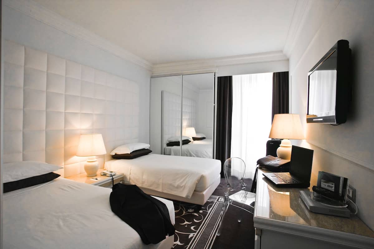 Habitación Confort, 2 camas individuales | Ropa de cama de alta calidad, minibar, caja fuerte y escritorio
