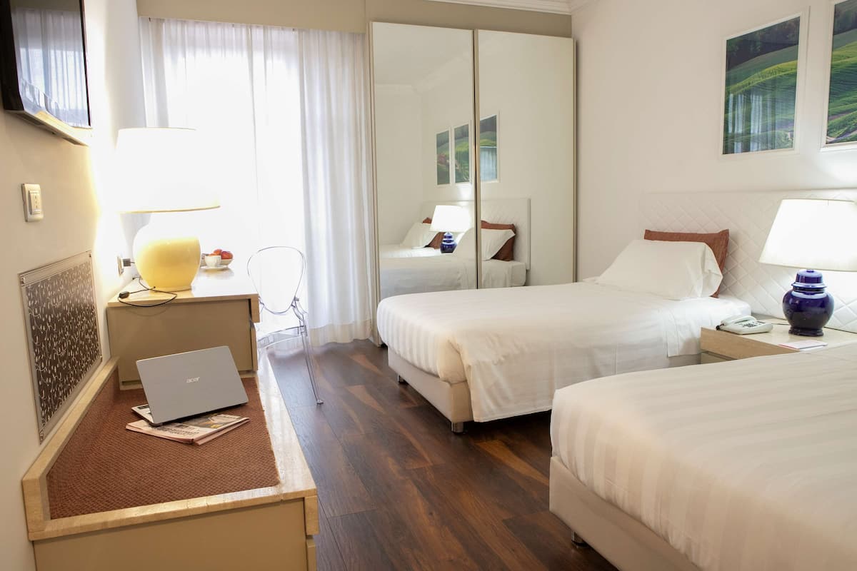 Standard Room, 2 Single Beds, Non Smoking | Premium bedding, minibar, in-room safe, desk