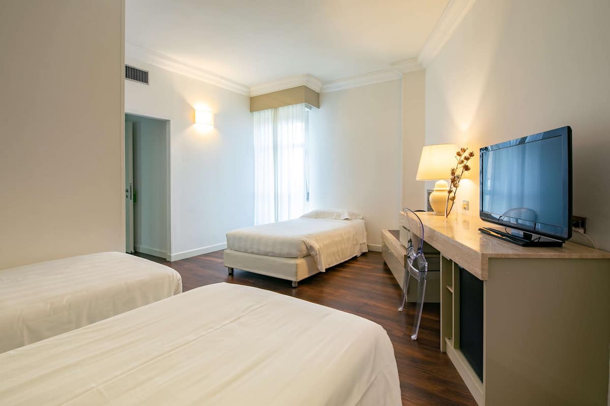 Standard dubbelrum - 1 queensize-säng med bäddsoffa | Sängtillbehör av högsta kvalitet och minibar