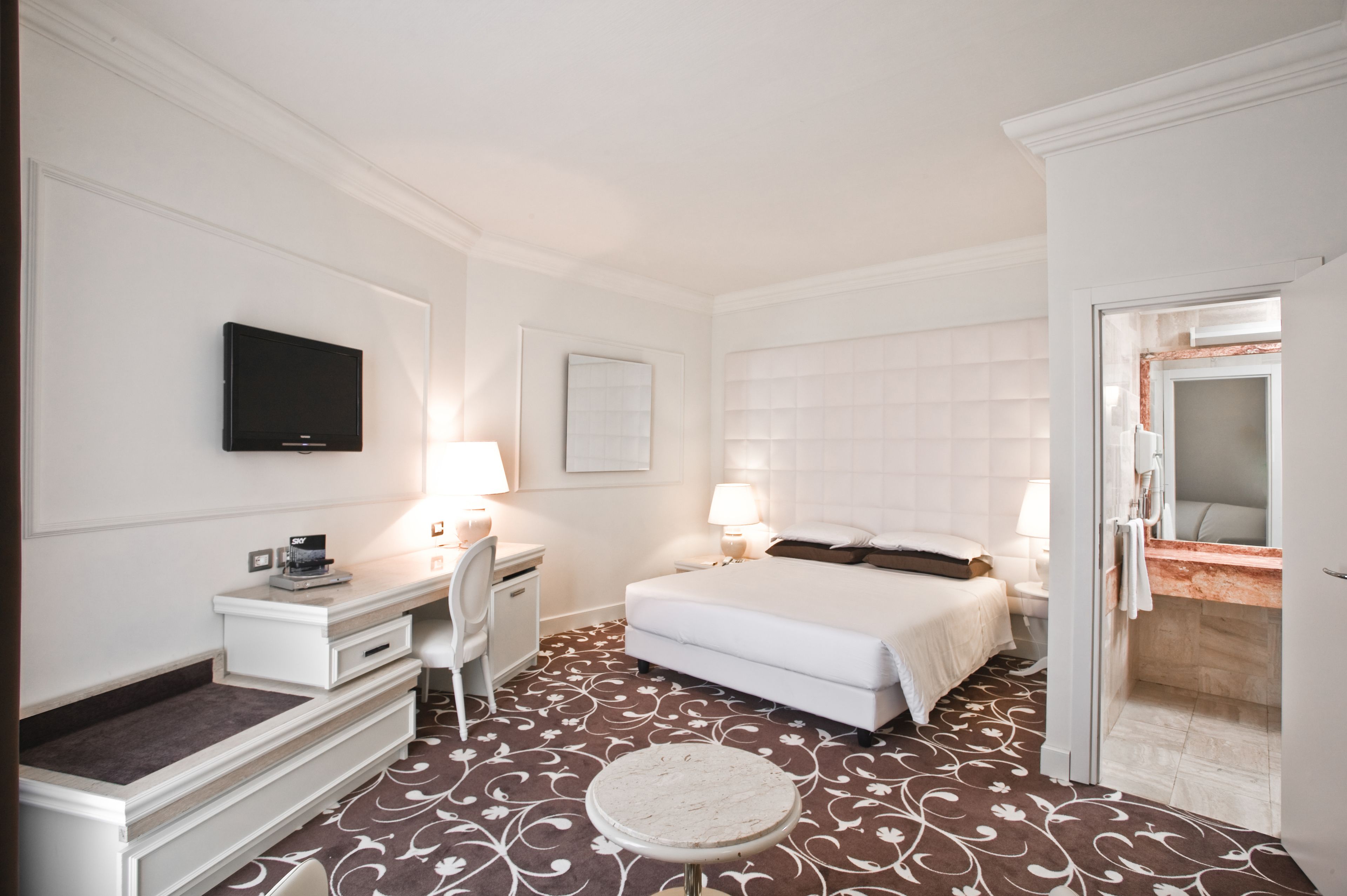 combined shower/bathtub, hair dryer, bidet, towels