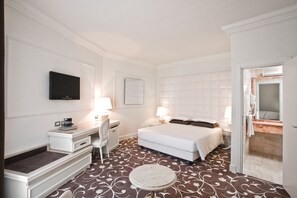 Combined shower/bathtub, hair dryer, bidet, towels