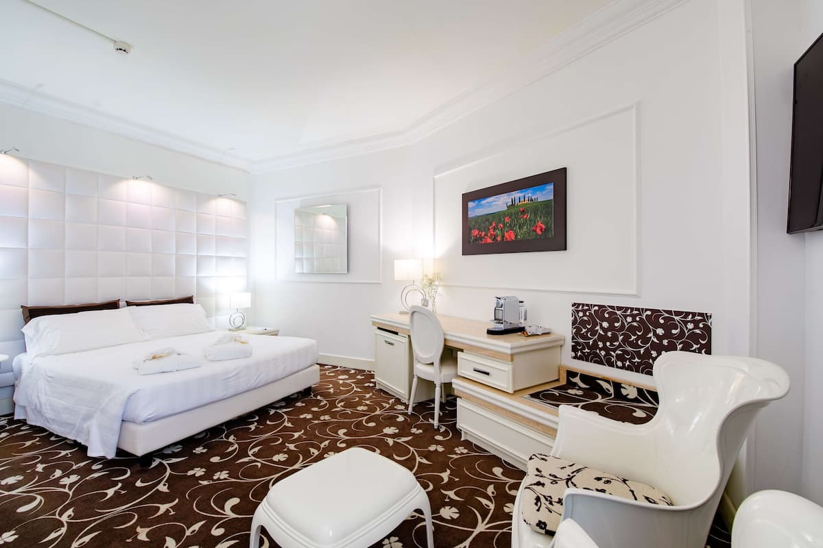 Superior Room, 1 Queen Bed | Premium bedding, minibar, in-room safe, desk