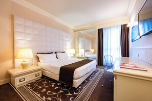 Kamar Comfort | Seprai premium, minibar, brankas, dan meja kerja