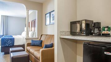 Schreibtisch, Bügeleisen/Bügelbrett, kostenlose Babybetten