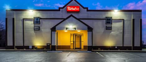 Fachada da propriedade à noite