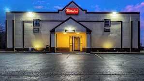 A Red Roof Inn with a guest registration area, a lobby, and a parking lot. - Red Roof Inn Scottsburg (Scottsburg)