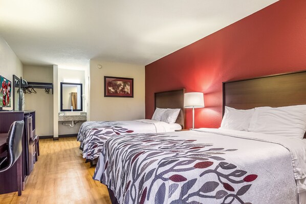 华丽客房, 2 张双人床, 无烟房 | 办公桌、笔记本电脑工作区、遮光窗帘、熨斗/熨衣板