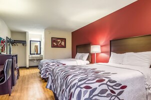 Escritorio, espacio para trabajar con laptop y cortinas blackout 