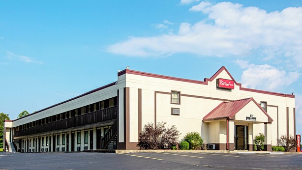 A Red Roof Inn with a two-story structure, a covered parking area, and a guest registration area. - Red Roof Inn Scottsburg (Scottsburg)