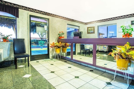 Vestíbulo. Travelodge by Wyndham Turlock