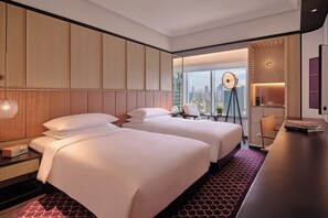 A hotel room with two beds, a desk, a clock, and a city view. - Hyatt Centric Zhongshan Park Shanghai (Shanghai)
