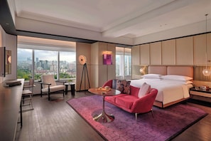 Deluxe Room, 1 King Bed, Park View | Hypo-allergenic bedding, minibar, in-room safe, desk