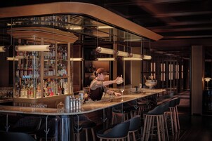 供应早餐、午餐和晚餐