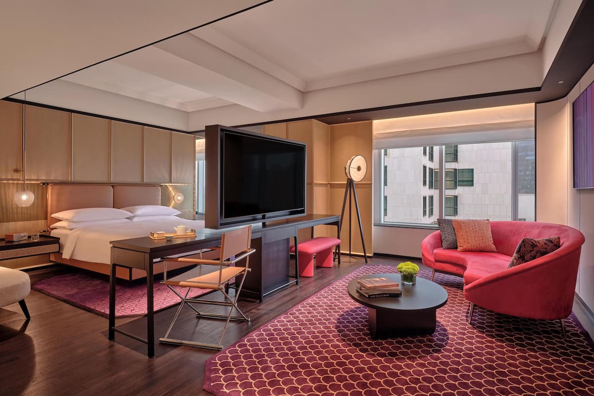 Deluxe Room, 1 King Bed | Premium bedding, minibar, in-room safe, desk
