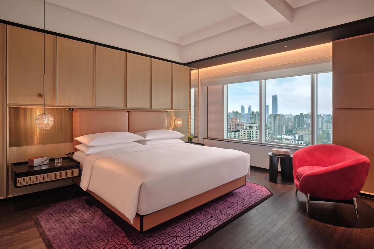 Suite, 1 King Bed | Premium bedding, minibar, in-room safe, desk