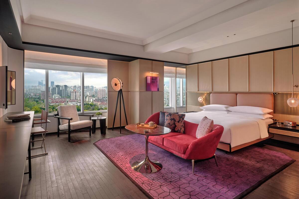 Deluxe Room, 1 King Bed, Park View | Premium bedding, minibar, in-room safe, desk