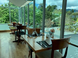 供应早餐和晚餐，海鲜