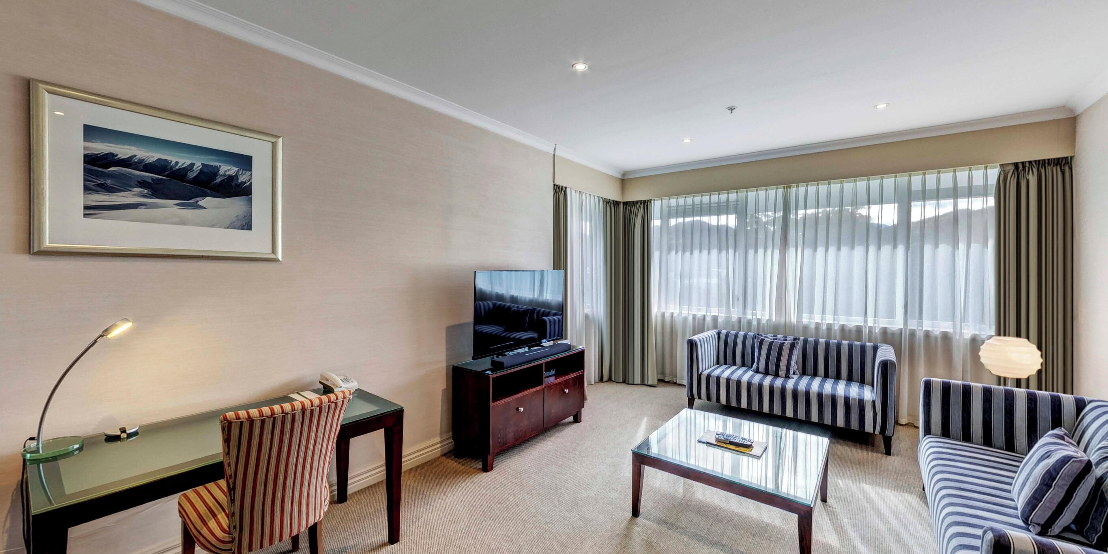 deluxe suite, 1 king bed | living area | 42-inch flat-screen tv with cable channels, tv
