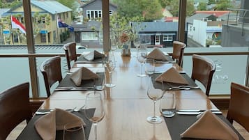 Breakfast and dinner served, seafood