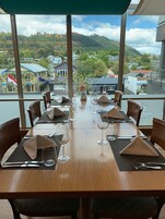 Se sirven desayunos, cenas y marisco 