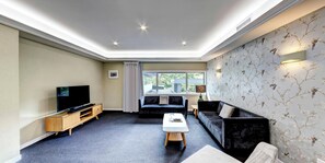 Căn hộ Executive, nhiều giường | Khu phòng khách | TV màn hình phẳng 42-inch có truyền hình cáp, TV 