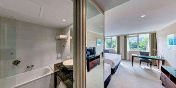 Habitación Premium con 1 cama doble o 2 individuales, varias camas | Minibar y espacio para trabajar con un portátil