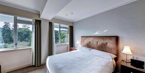 Phòng Suite Deluxe, 1 giường cỡ king | Minibar, khu vực làm việc phù hợp cho laptop, bàn ủi/dụng cụ ủi quần áo 