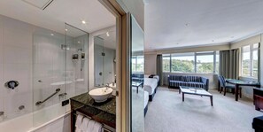 Chambre triple, Plusieurs lits | Salle de bain | Articles de toilette (gratuits), séchoir à cheveux, peignoirs