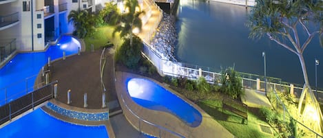 Ulkouima-allas, aurinkotuoleja