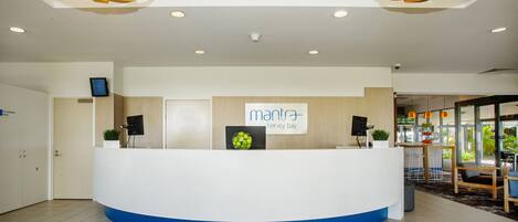 Una reception con un cartello che recita 'Mantra Hervey Bay'.