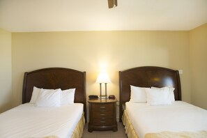 Quarto básico, 2 camas Queen, vista para o pátio | Berços grátis, camas extras/dobráveis, Wi-Fi de cortesia