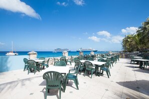 Serviço de café da manhã, culinária internacional, vistas para o mar
