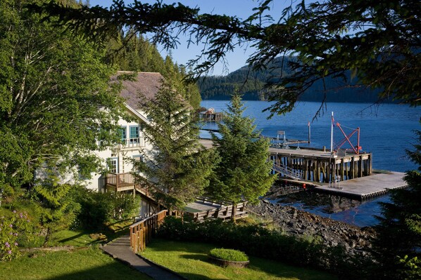 Plage privée, sable noir, navigation en bateau à moteur, pêche sur place