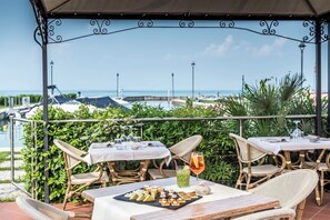 Breakfast, lunch and dinner served  - Yachting Hotel Mistral (Sirmione)
