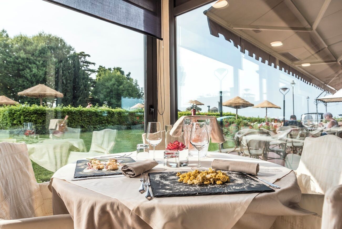 Frühstück, Mittagessen, Abendessen, regionale Küche, Speisen im Freien 