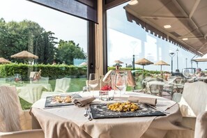 Breakfast, lunch, dinner served; Regional cuisine, alfresco dining 