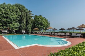 Seasonal outdoor pool, open 8 AM to 8:00 PM, pool umbrellas - Yachting Hotel Mistral (Sirmione)