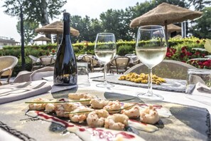 Breakfast, lunch, dinner served; Regional cuisine, alfresco dining 