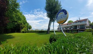 Front of property - Yachting Hotel Mistral (Sirmione)